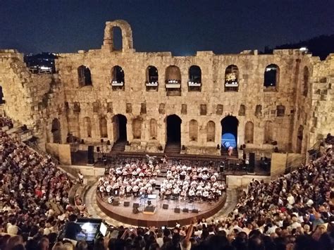 In Greek Drama: The Orchestra’s多功能性角色与深远影响